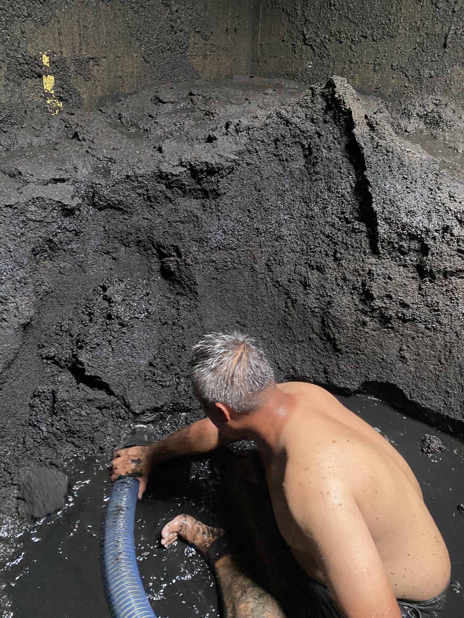 汚水池泥沙抽取